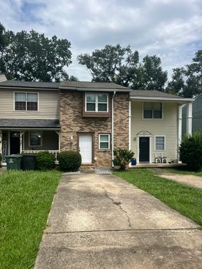 Stunning 2 Bed, 2 1/2 Bath Townhouse Available Now – photo 1