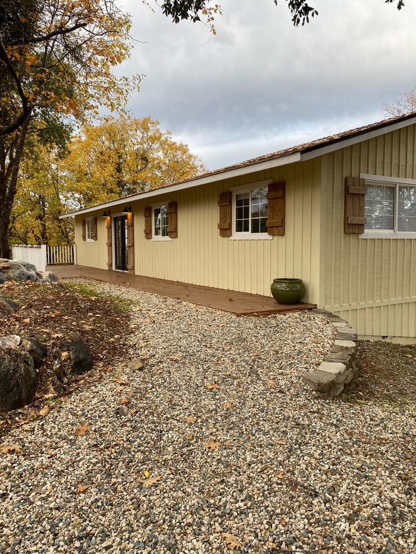 Pine Grove House: 14790 Tanyard Lane