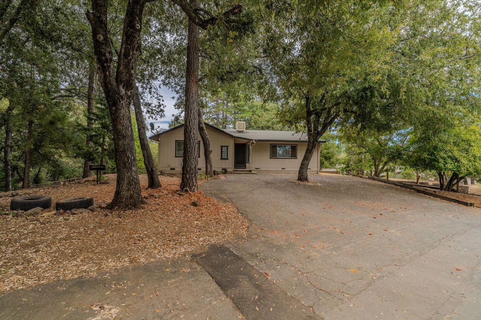 Pine Grove House: 13890 Druid Lane