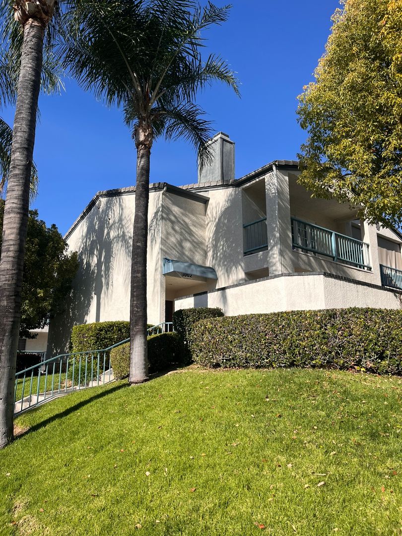 Riverside House: 1002 Via Zapata