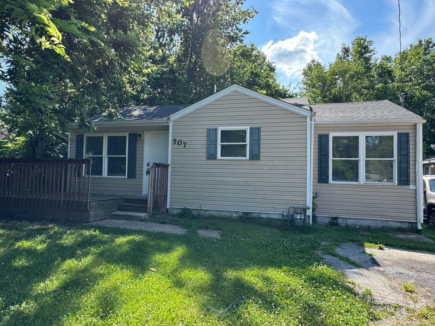 Columbia House: 507 Banks Ave