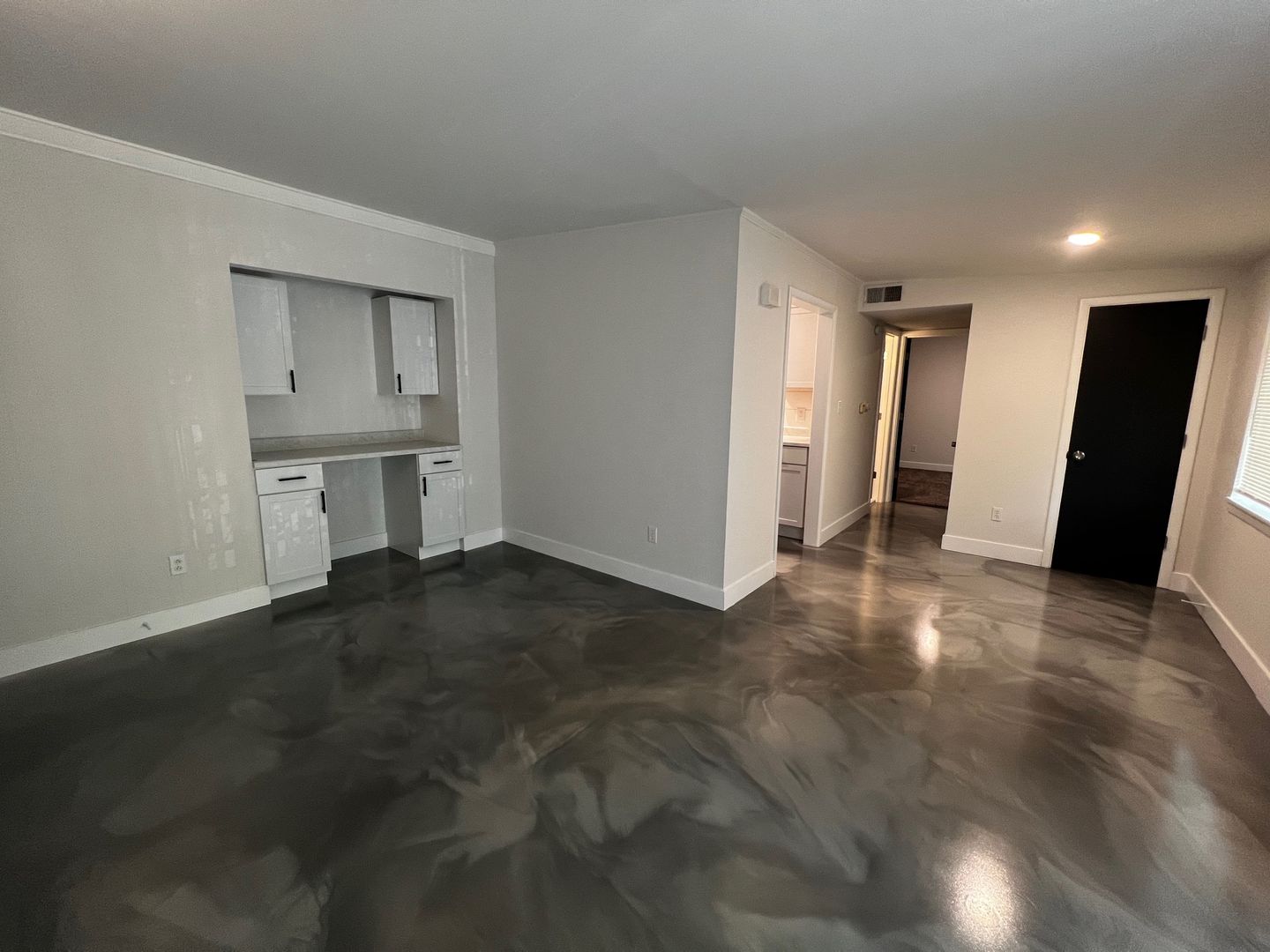 Columbia Apartment: 105 W Broadway