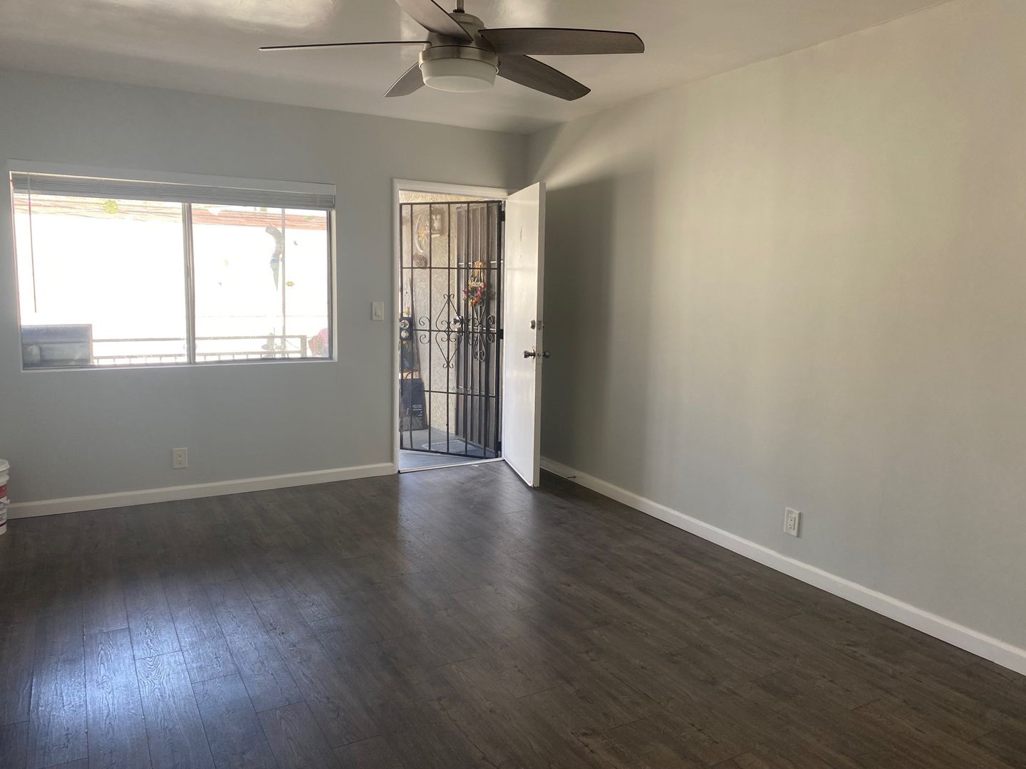 Los Angeles Apartment: 1153 W 106th Street