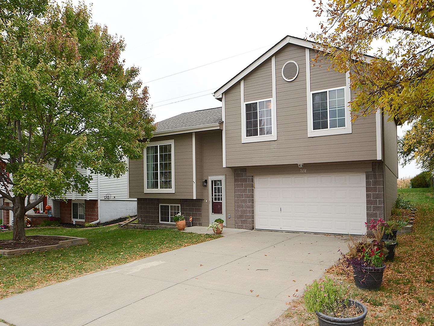 Omaha House: 7658 Howell Street