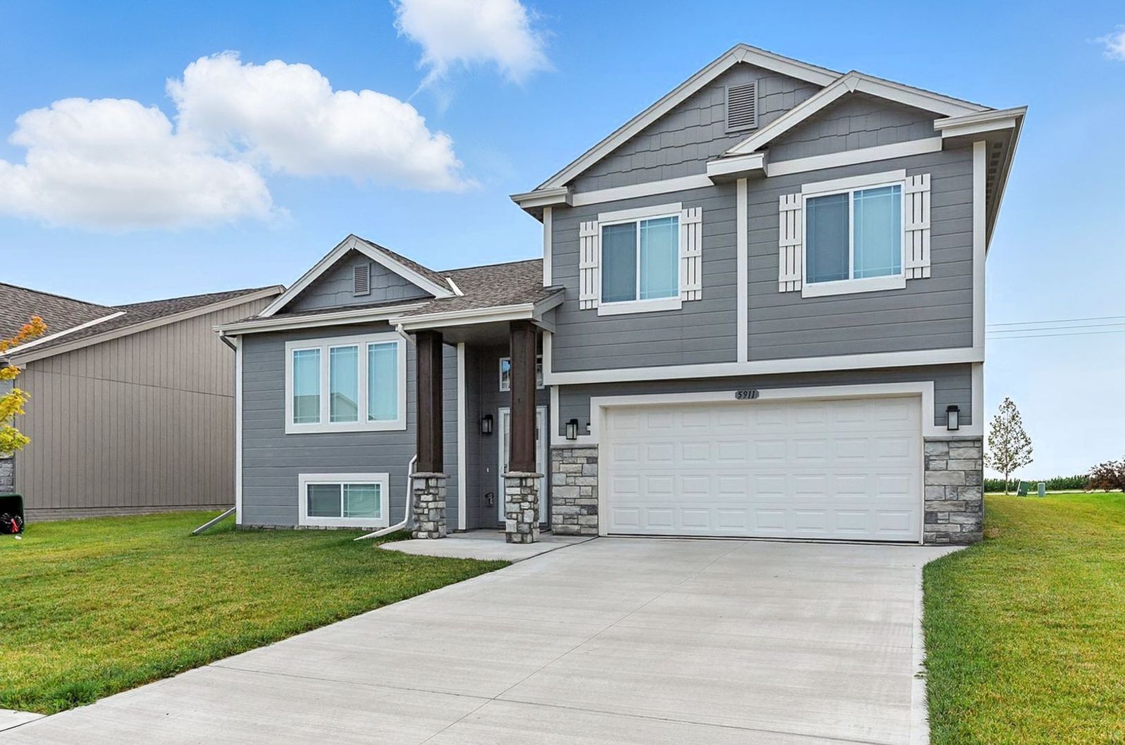 Omaha House: 5911 N 181st St