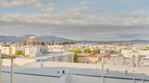 Exceptional Top-Floor Cow Hollow Owner’s Residence with Iconic Bay Views – photo 1