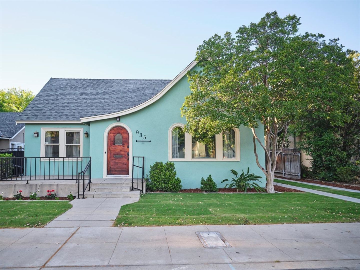 Fresno House: 935 E. Clinton Ave