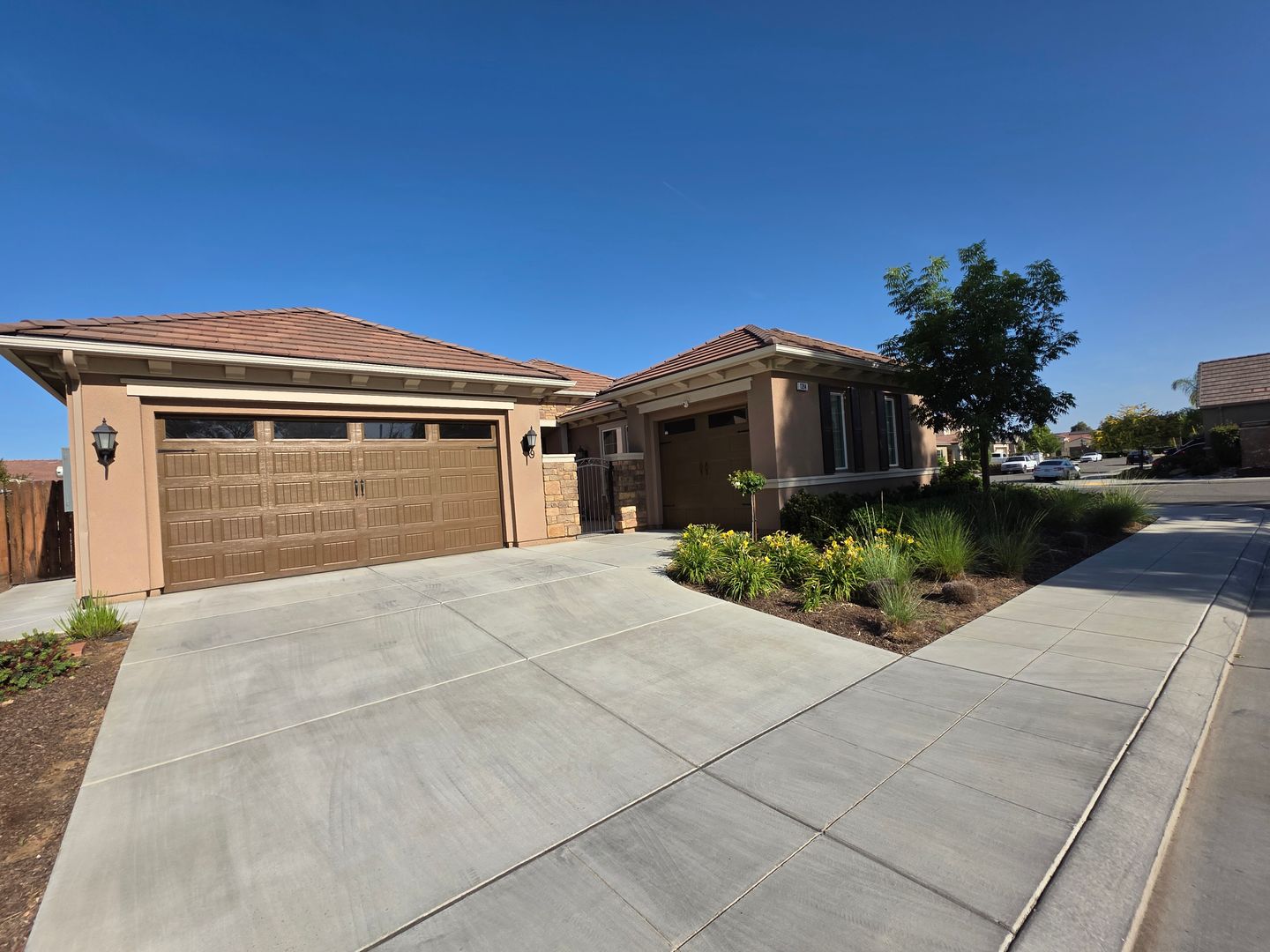 Clovis House: 1394 N. Graybark Ave