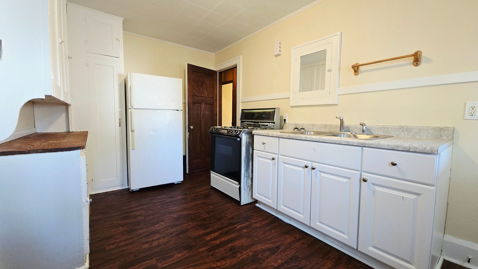 Rockford Apartment: 1421 Crosby St