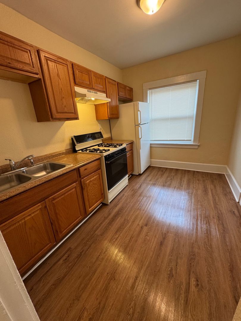 Rockford Apartment: 2001 S 5th St