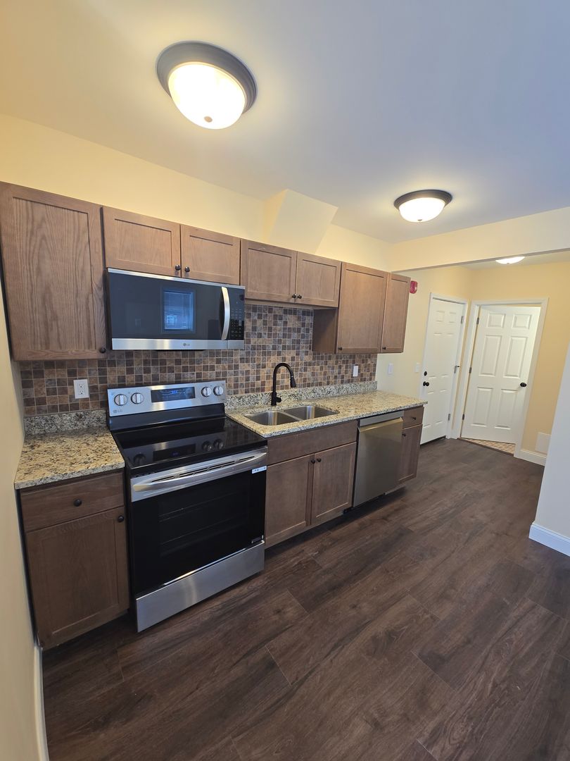 Rockford Apartment: 920 N Church St