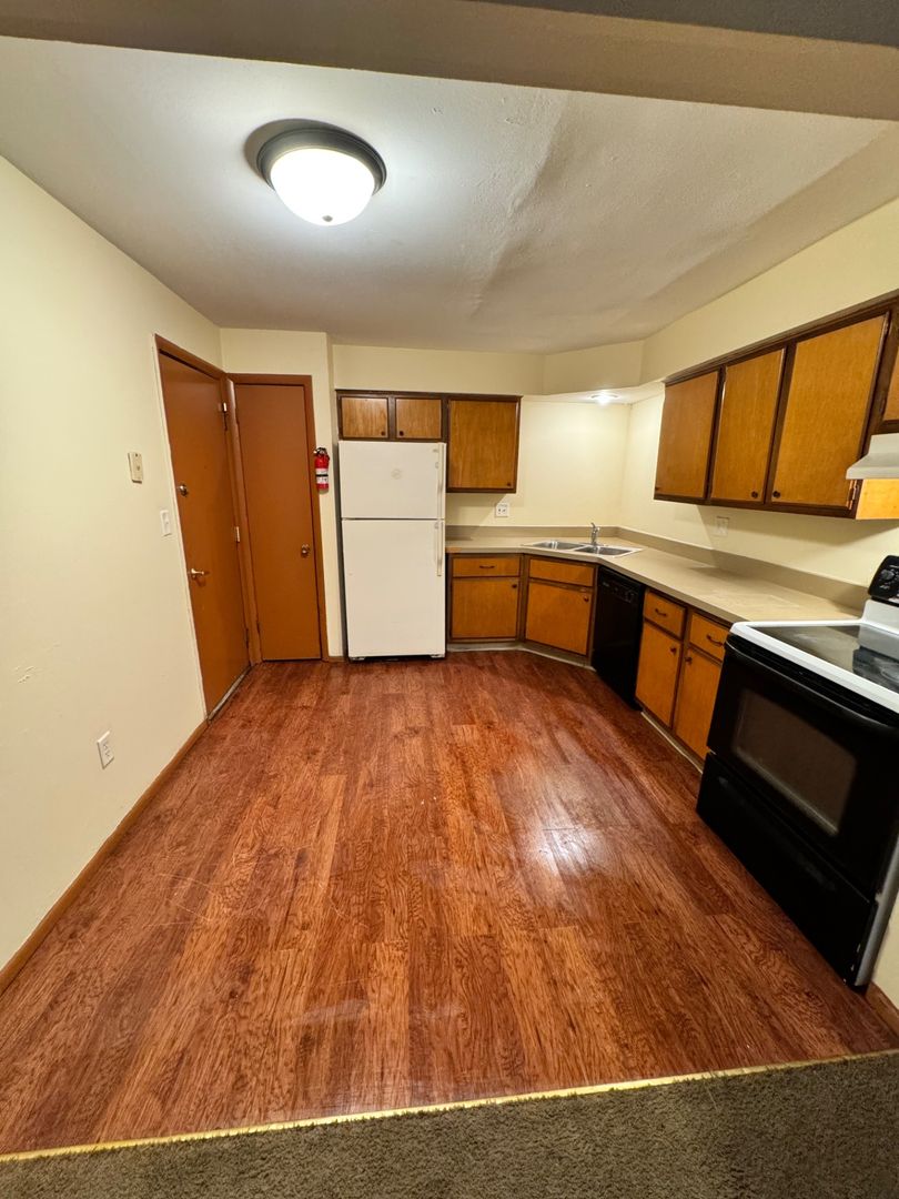 Rockford Apartment: 2305 School St