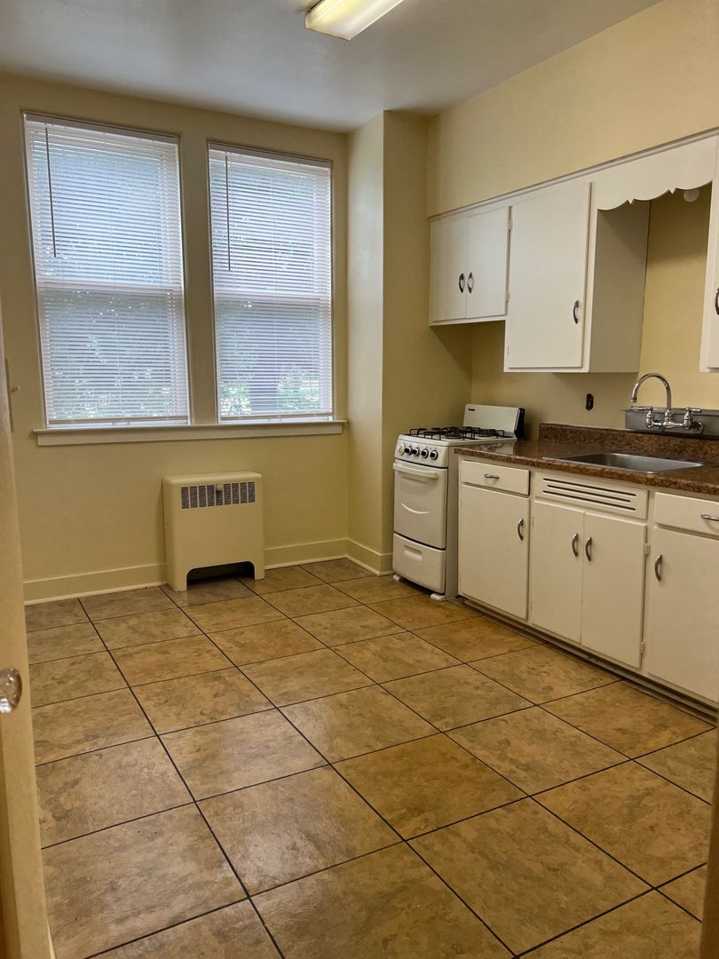 Rockford Apartment: 1904 N Main St