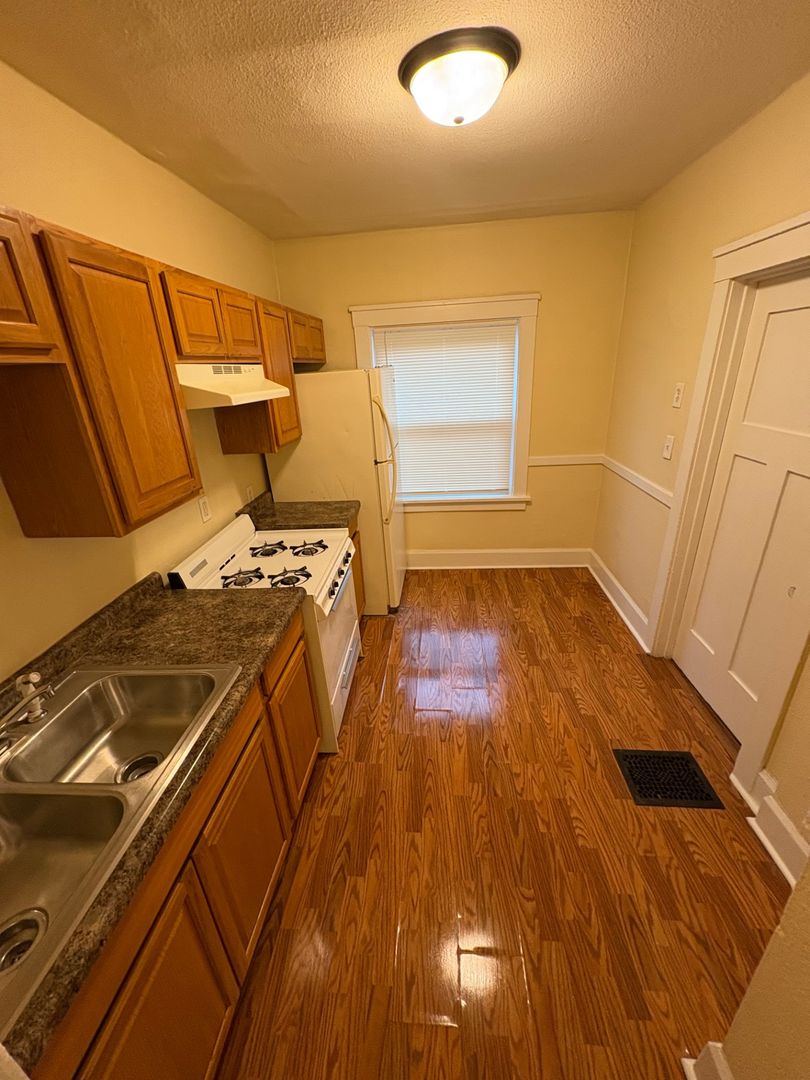 Rockford Apartment: 2001 S 5th St