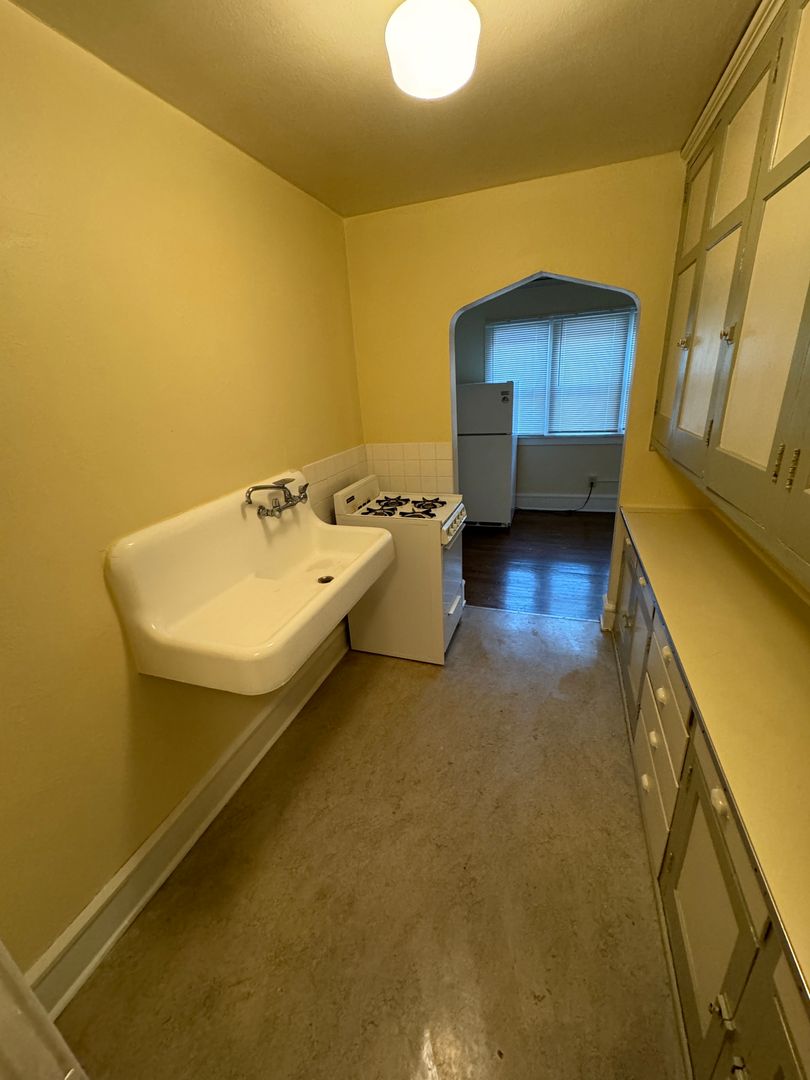 Rockford Apartment: 939 N Church St