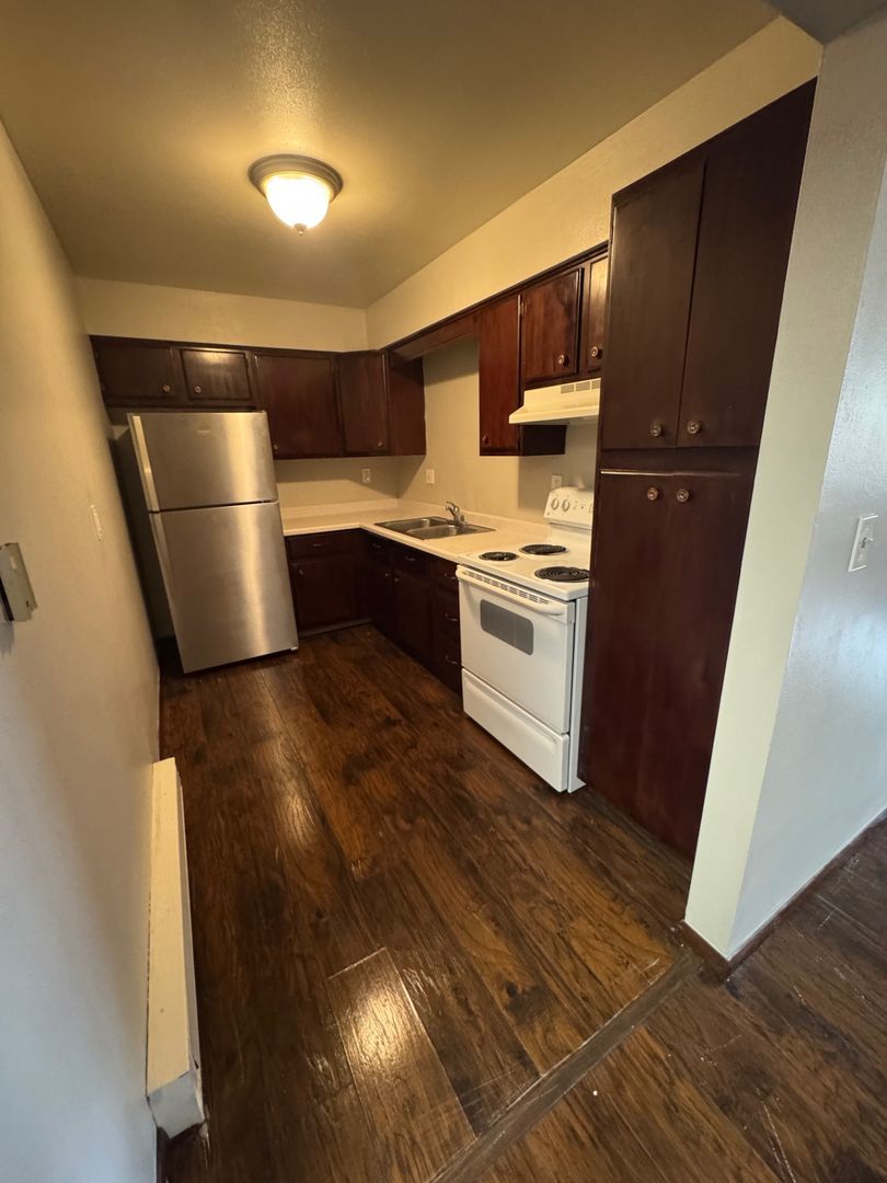 Rockford Apartment: 2425-2505-2513 Wesleyan Ave