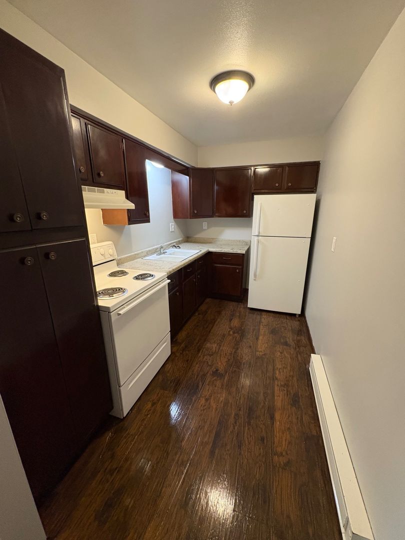 Rockford Apartment: 2425-2505-2513 Wesleyan Ave
