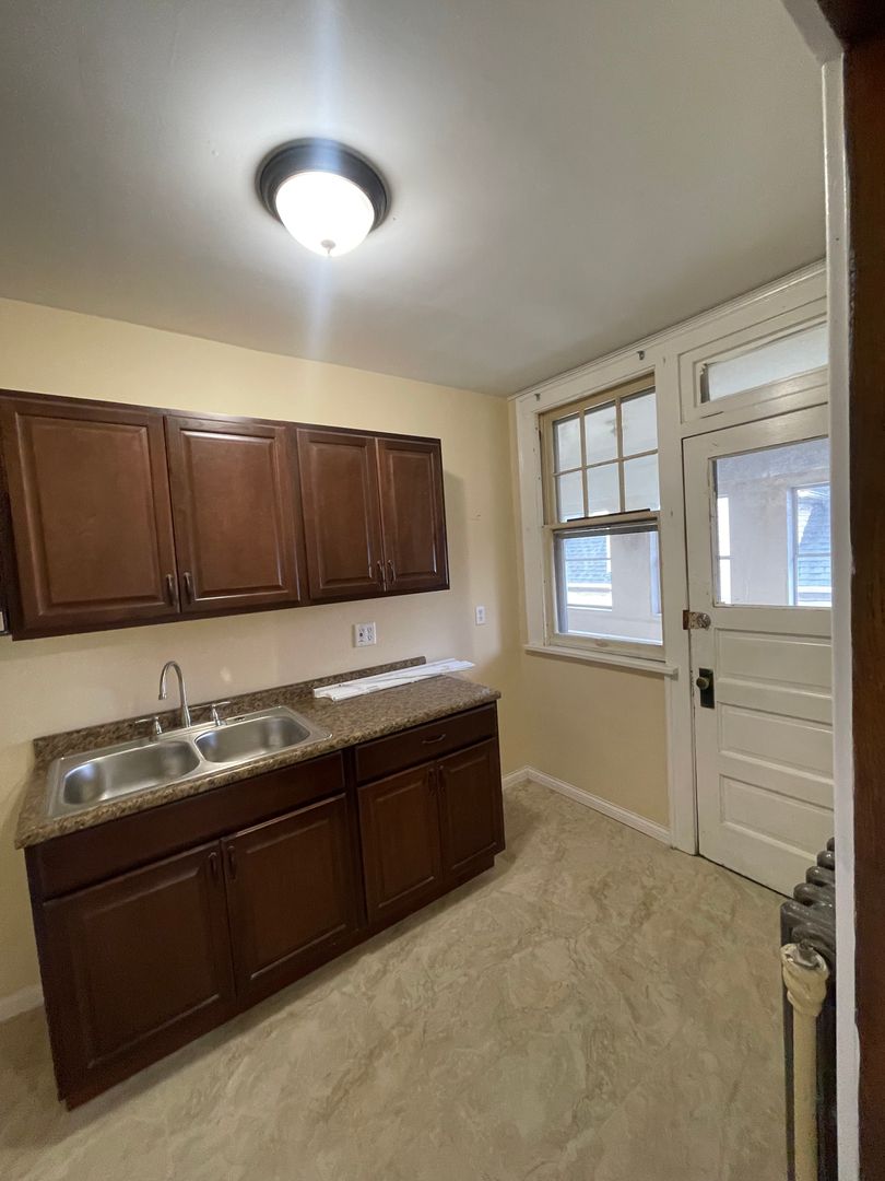 Rockford Apartment: 1319-21 12th St