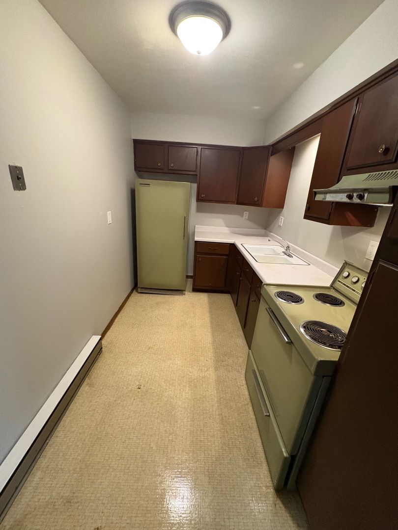 Rockford Apartment: 2425-2505-2513 Wesleyan Ave