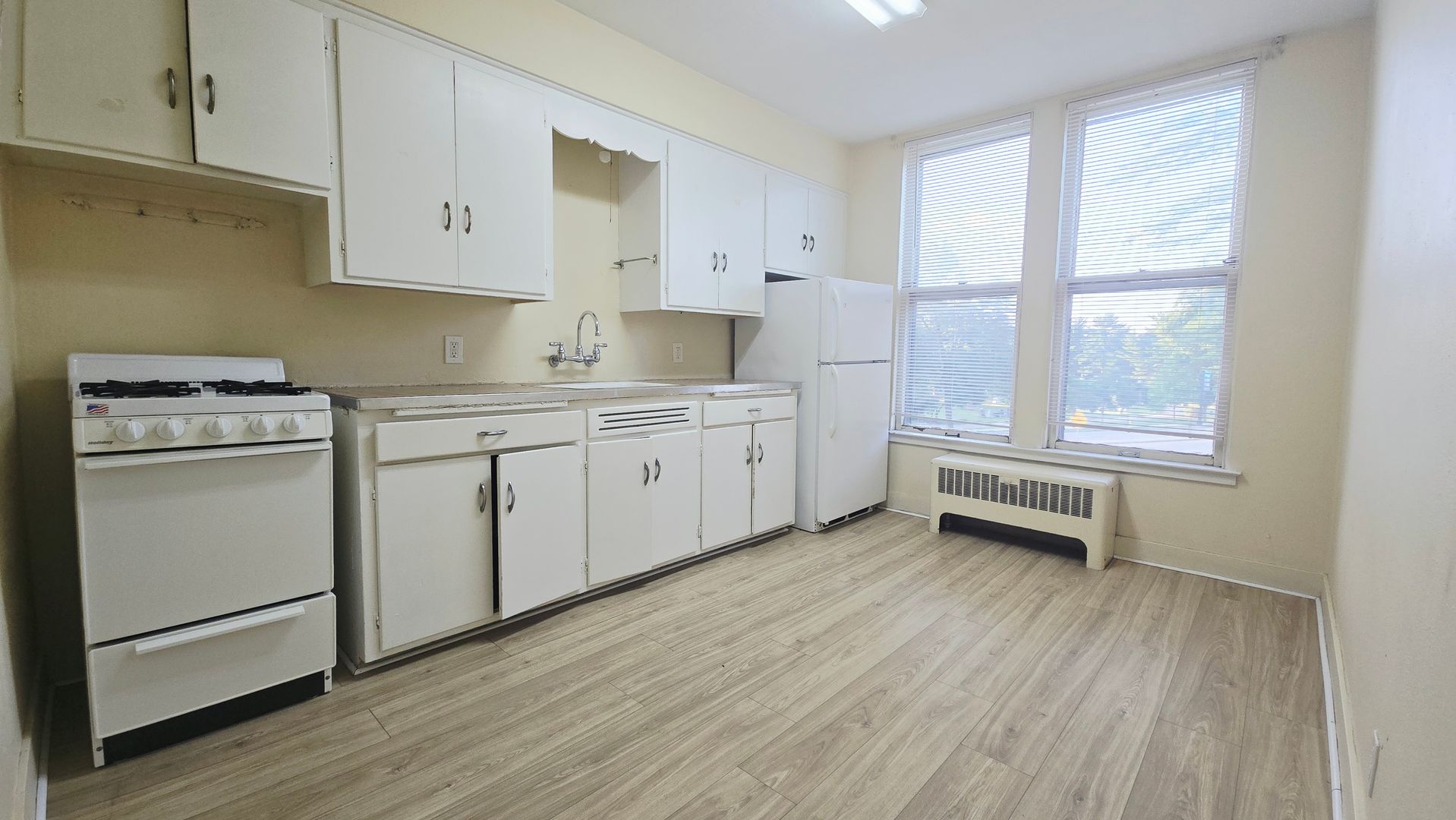 Rockford Apartment: 1904 N Main St