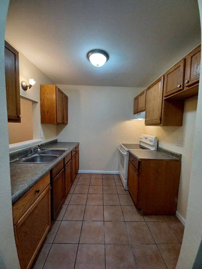 Rockford Apartment: 1116 Irving Ave