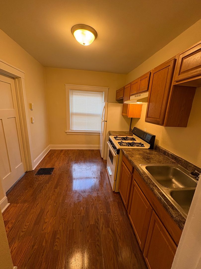 Rockford Apartment: 2001 S 5th St