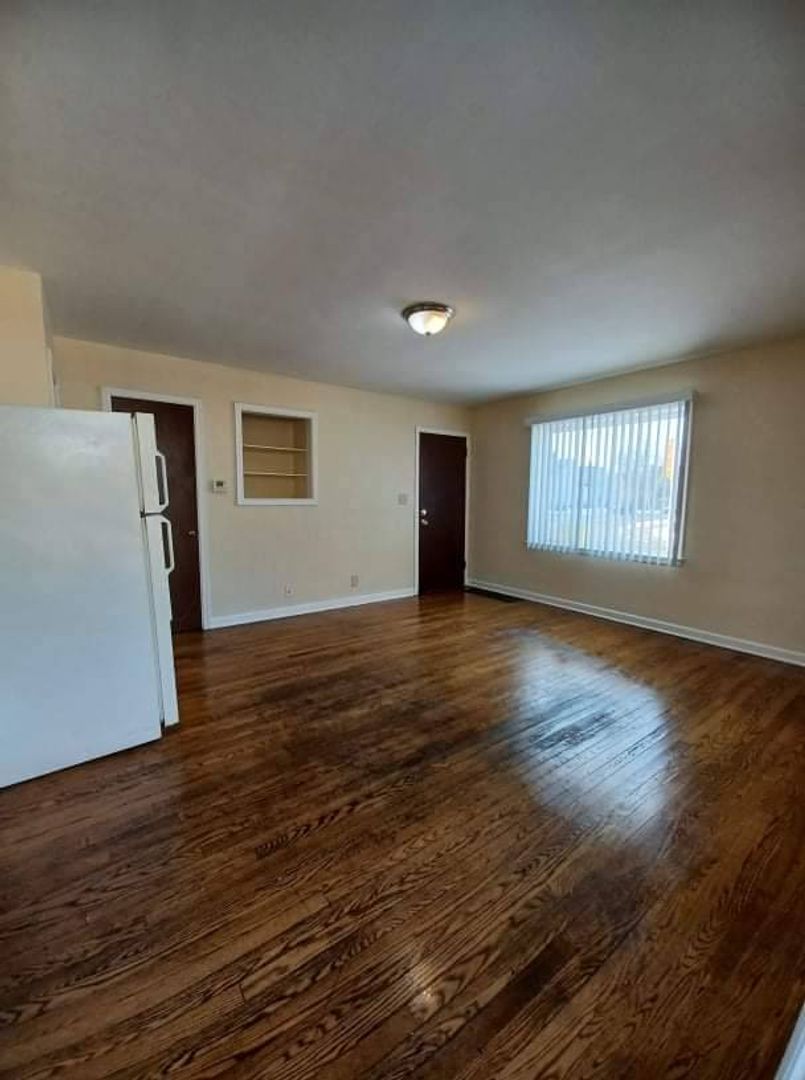 Rockford Apartment: 401-403 N Longwood St