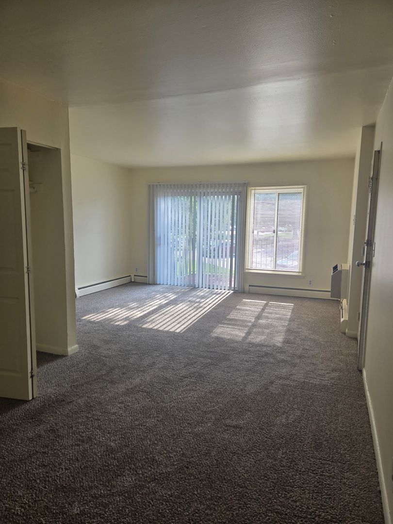 Rockford Apartment: 444 Gramercy Drive