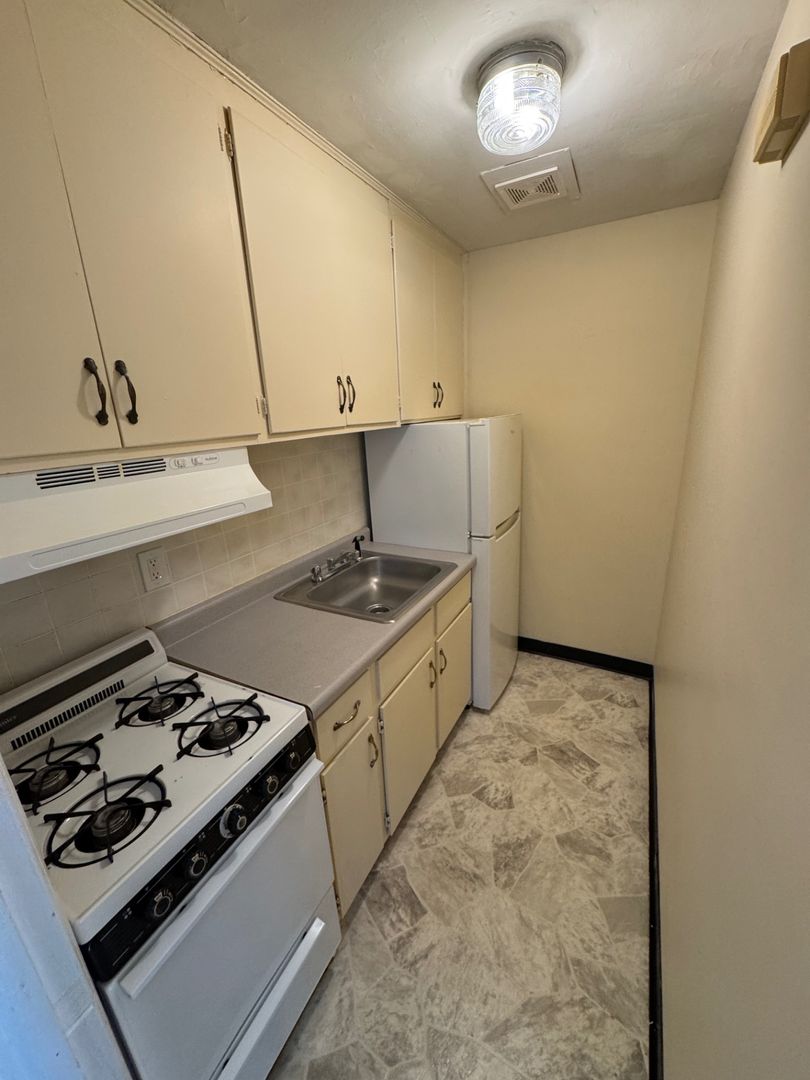 Rockford Apartment: 2202 Hancock St