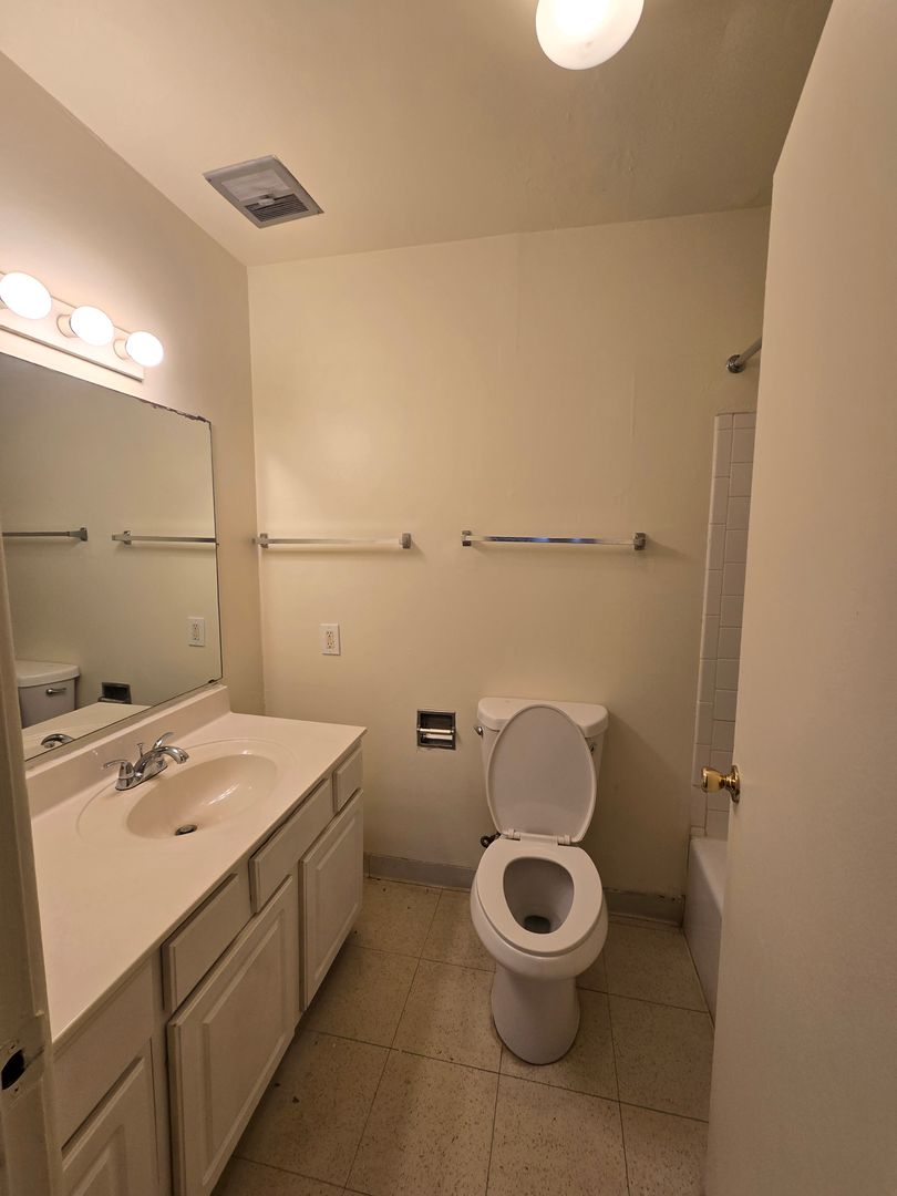 Rockford Apartment: 444 Gramercy Drive