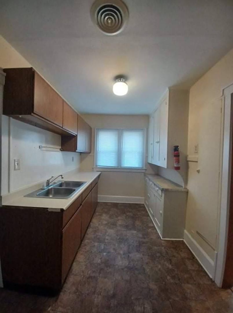 Rockford Apartment: 2312 Hecker Ave