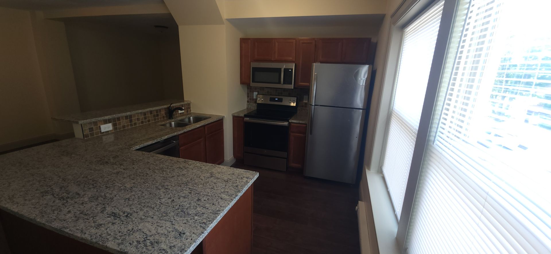 Rockford Apartment: 1416 E State St