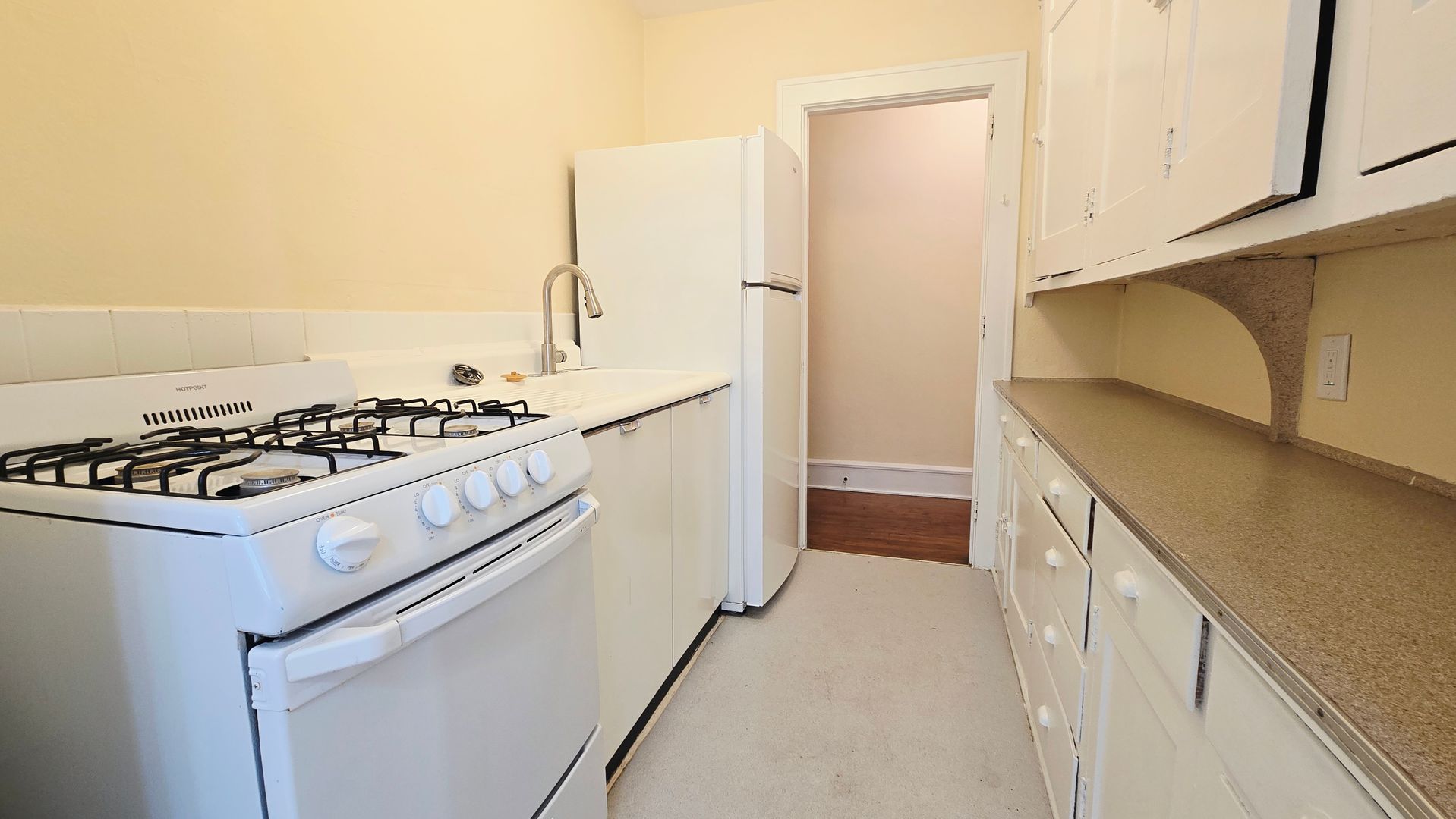 Rockford Apartment: 939 N Church St
