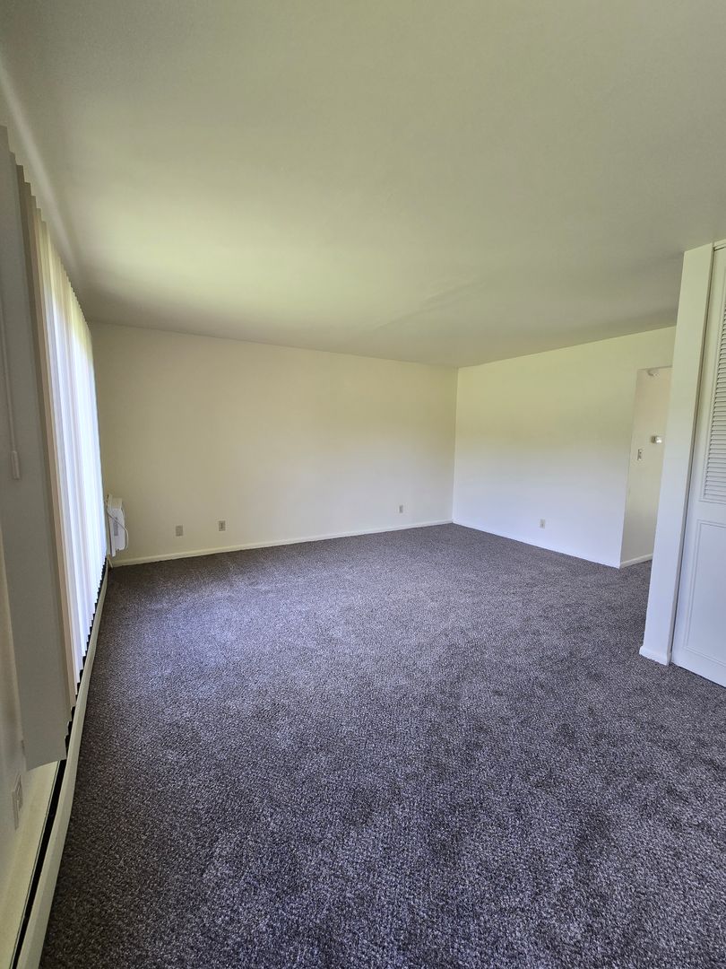 Rockford Apartment: 444 Gramercy Drive