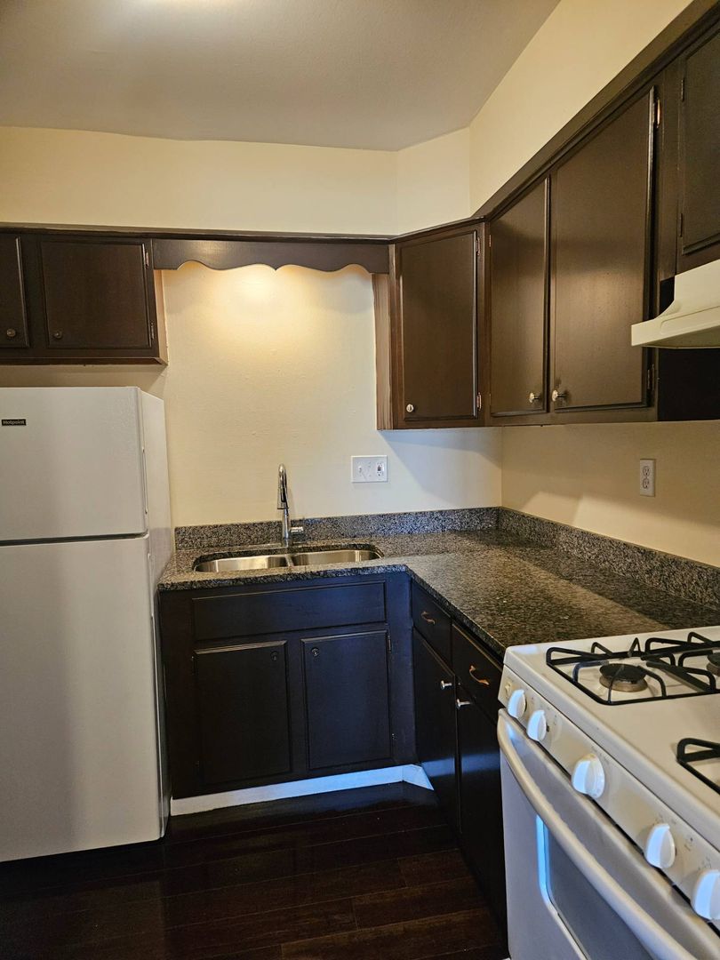 Rockford Apartment: 3627-3631 N Rockton Ave