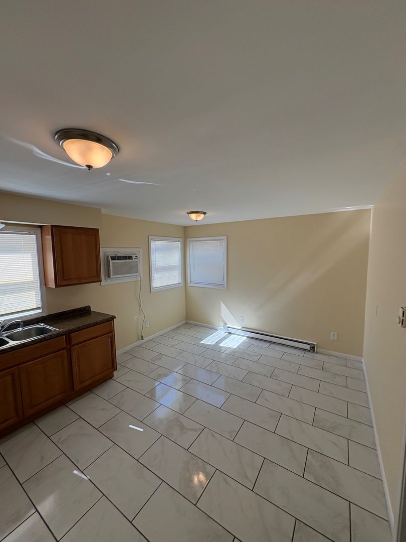 Rockford Apartment: 1904 Auburn St