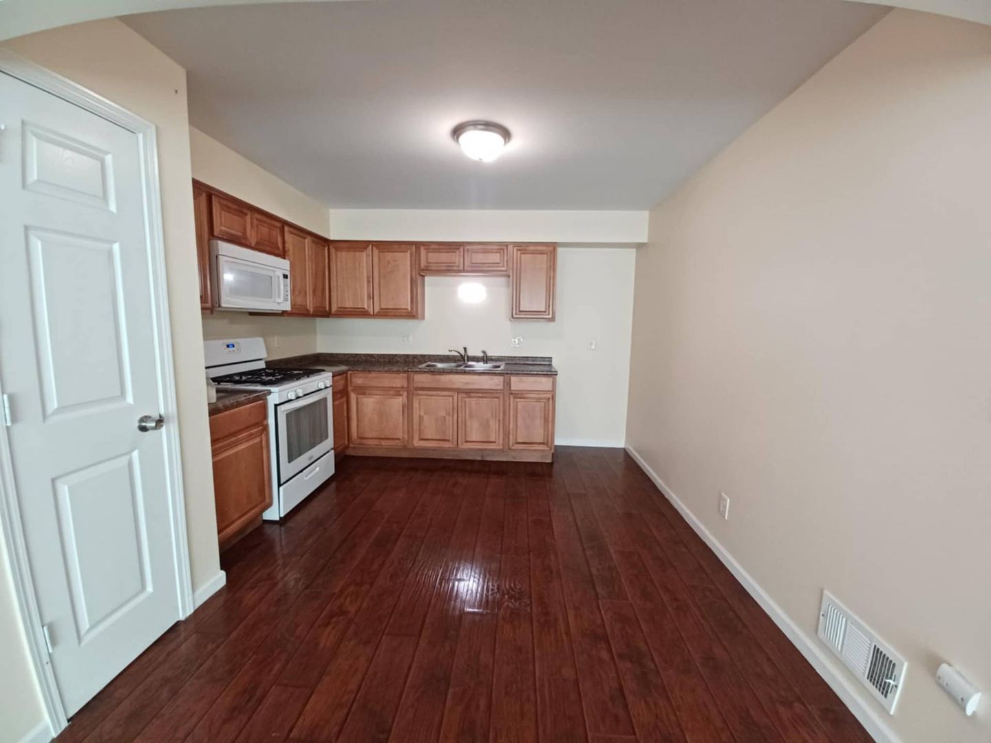 Rockford Apartment: 1707 School St