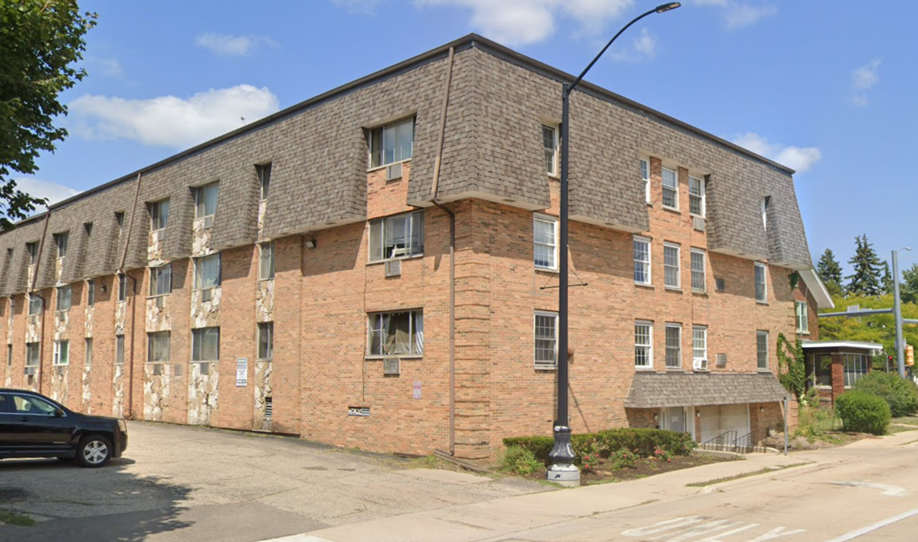 Rockford Apartment: 1020 N Main St