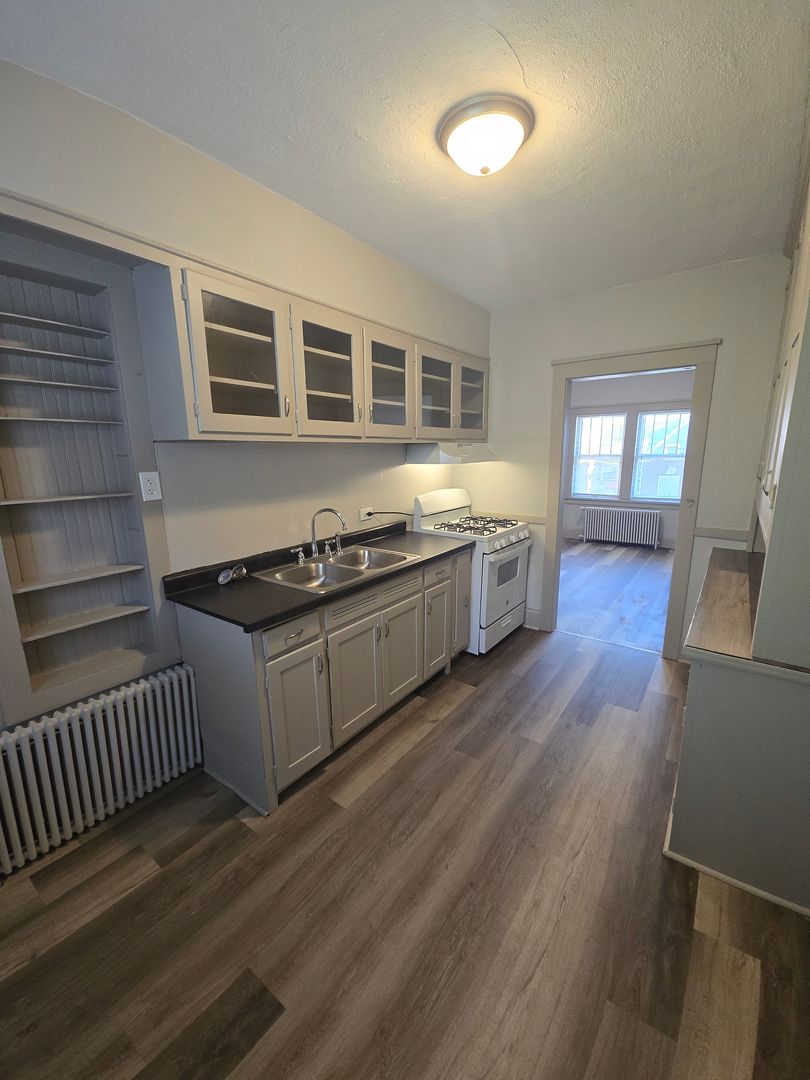 Rockford Apartment: 1531-1533 12th Ave