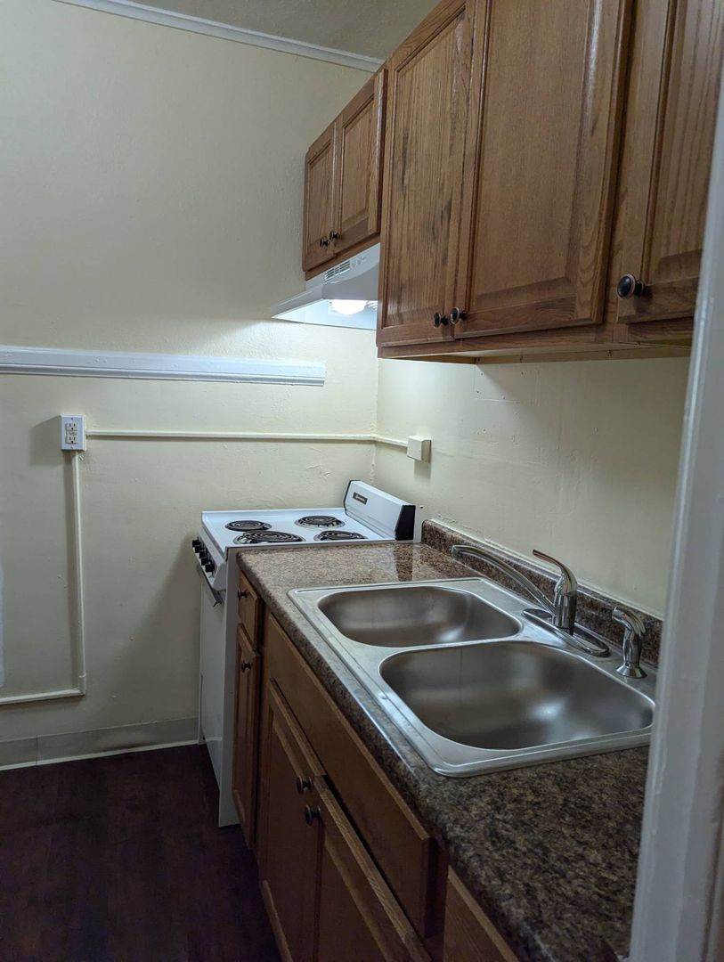 Rockford Apartment: 912 Haskell Ave