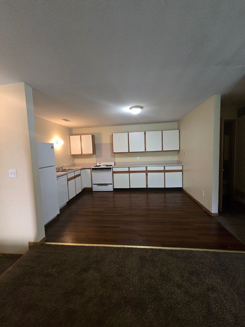 Rockford Apartment: 2723-2837 Silent Wood Trail