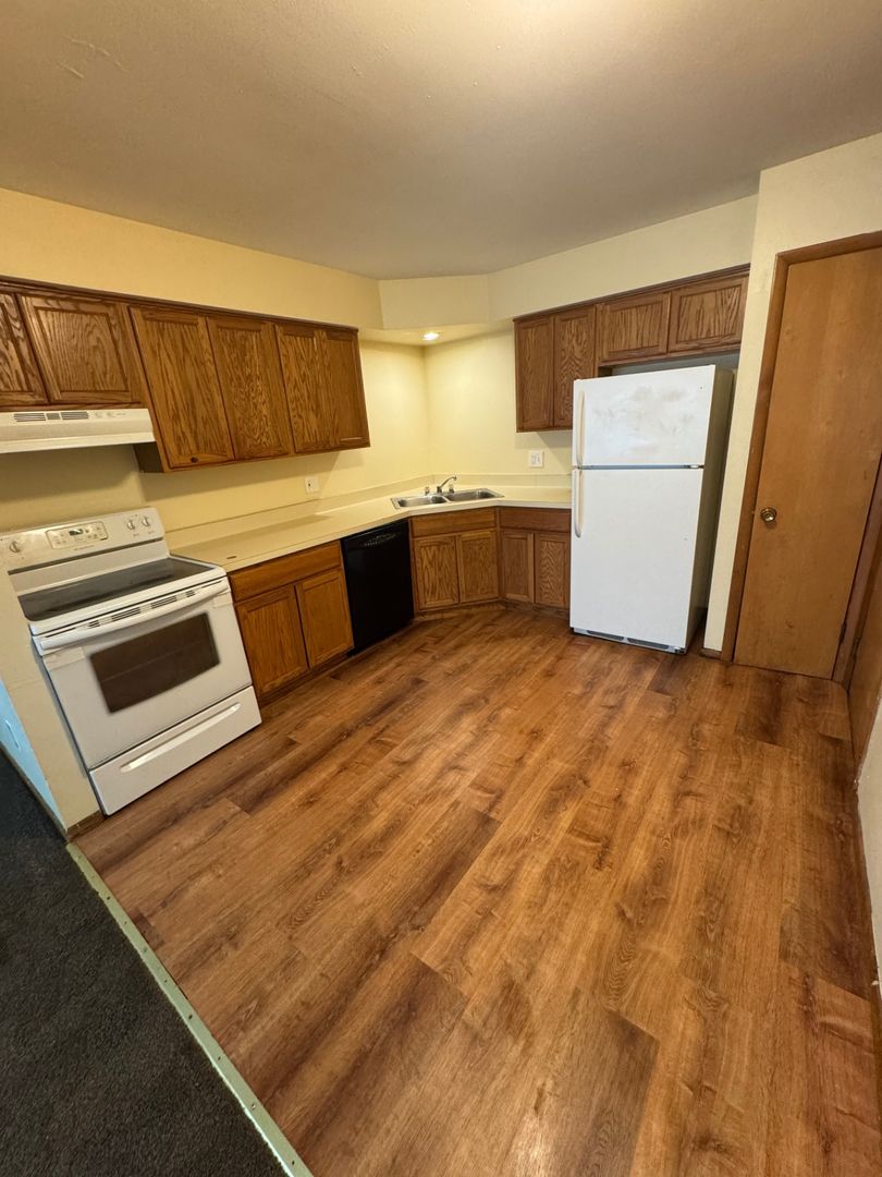 Rockford Apartment: 2305 School St