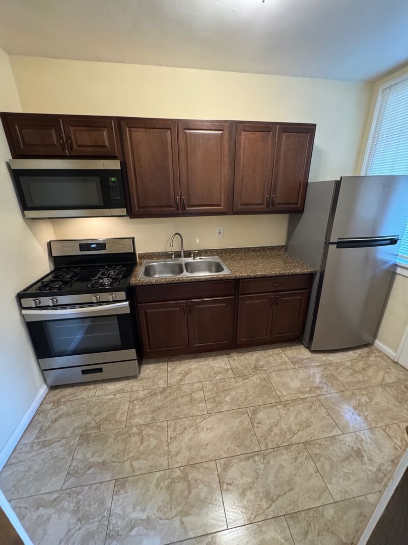 Rockford Apartment: 1319-21 12th St