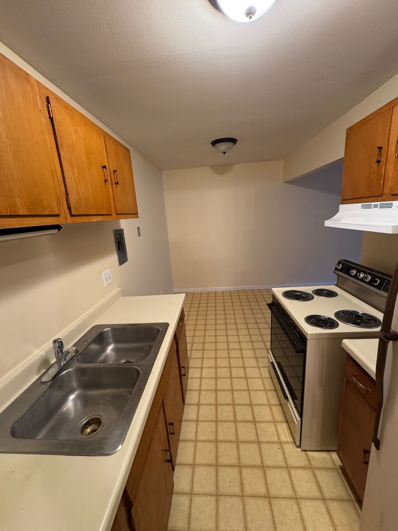 Rockford Apartment: 829 N Court St