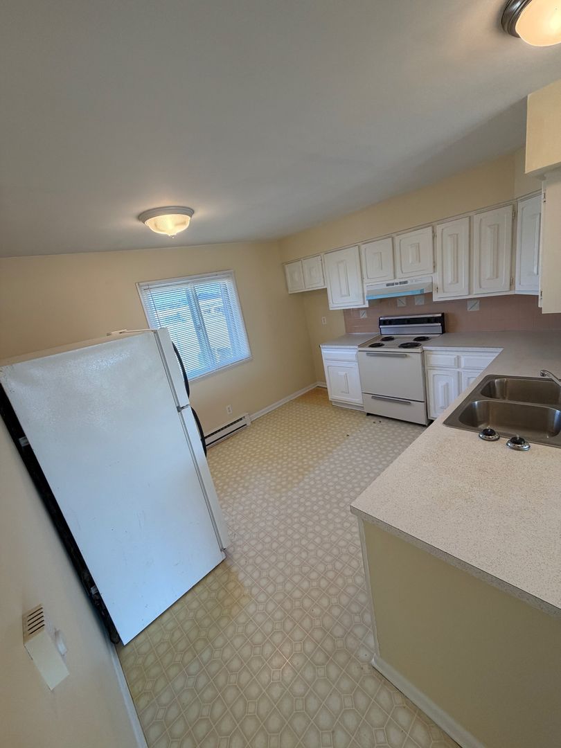 Rockford Apartment: 604 St Louis Ave