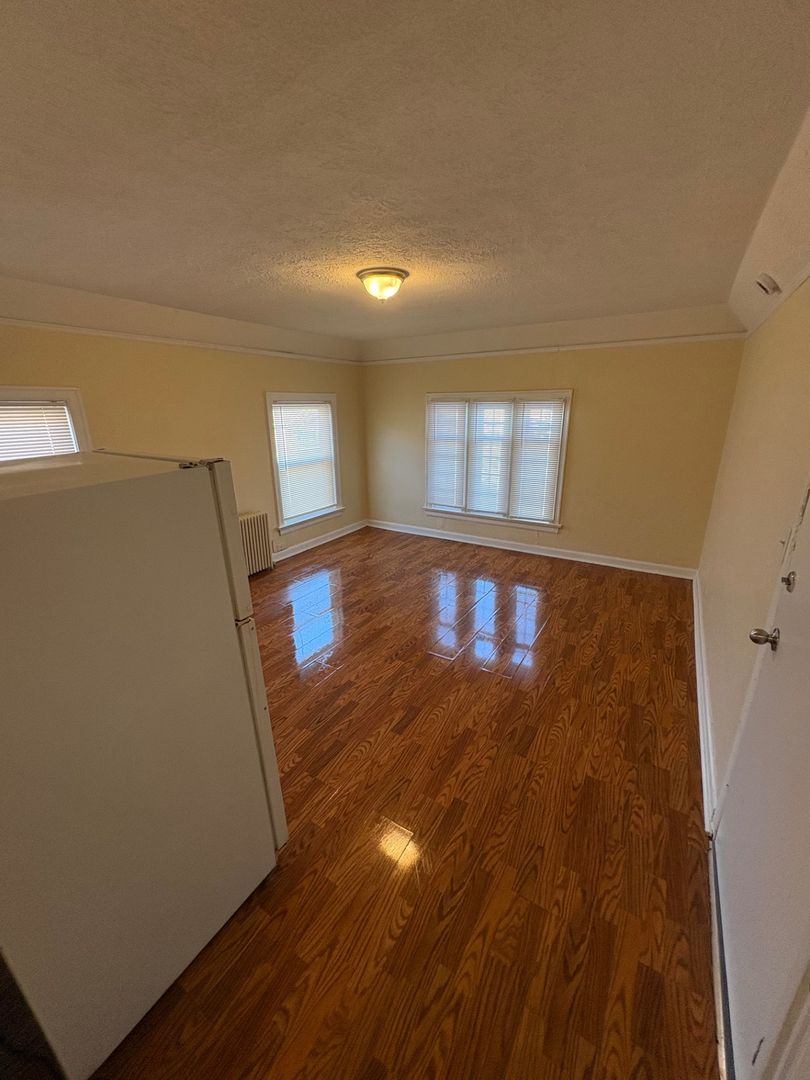 Rockford Apartment: 2130 Auburn St