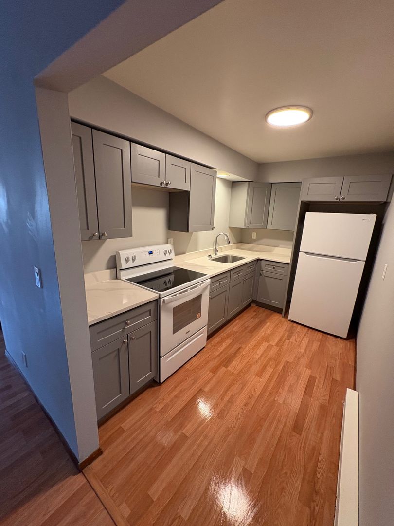 Rockford Apartment: 2425-2505-2513 Wesleyan Ave