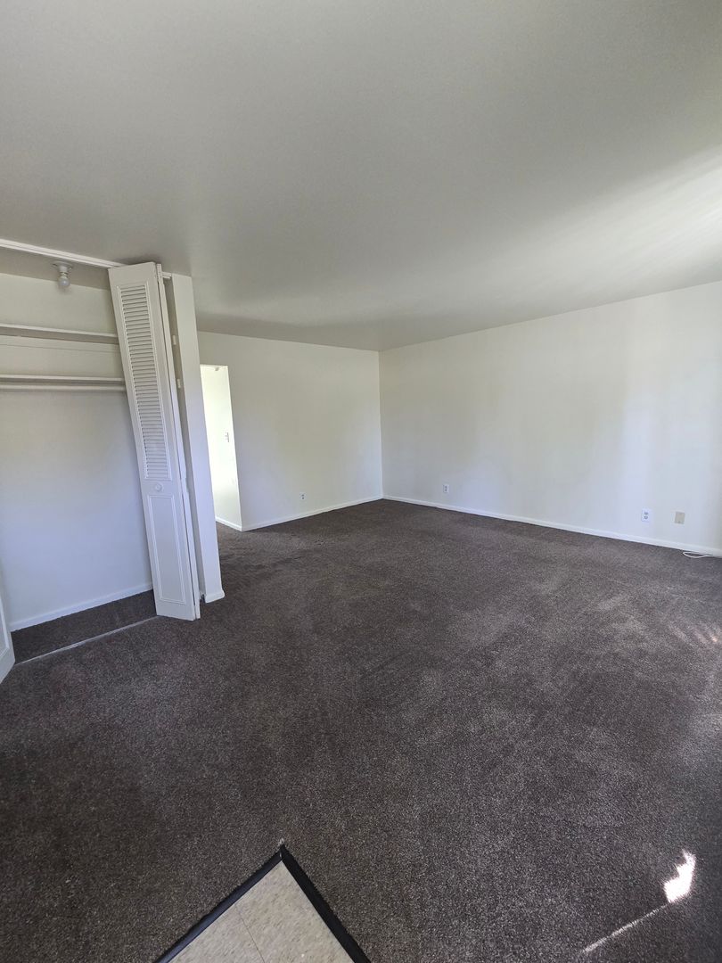 Rockford Apartment: 444 Gramercy Drive
