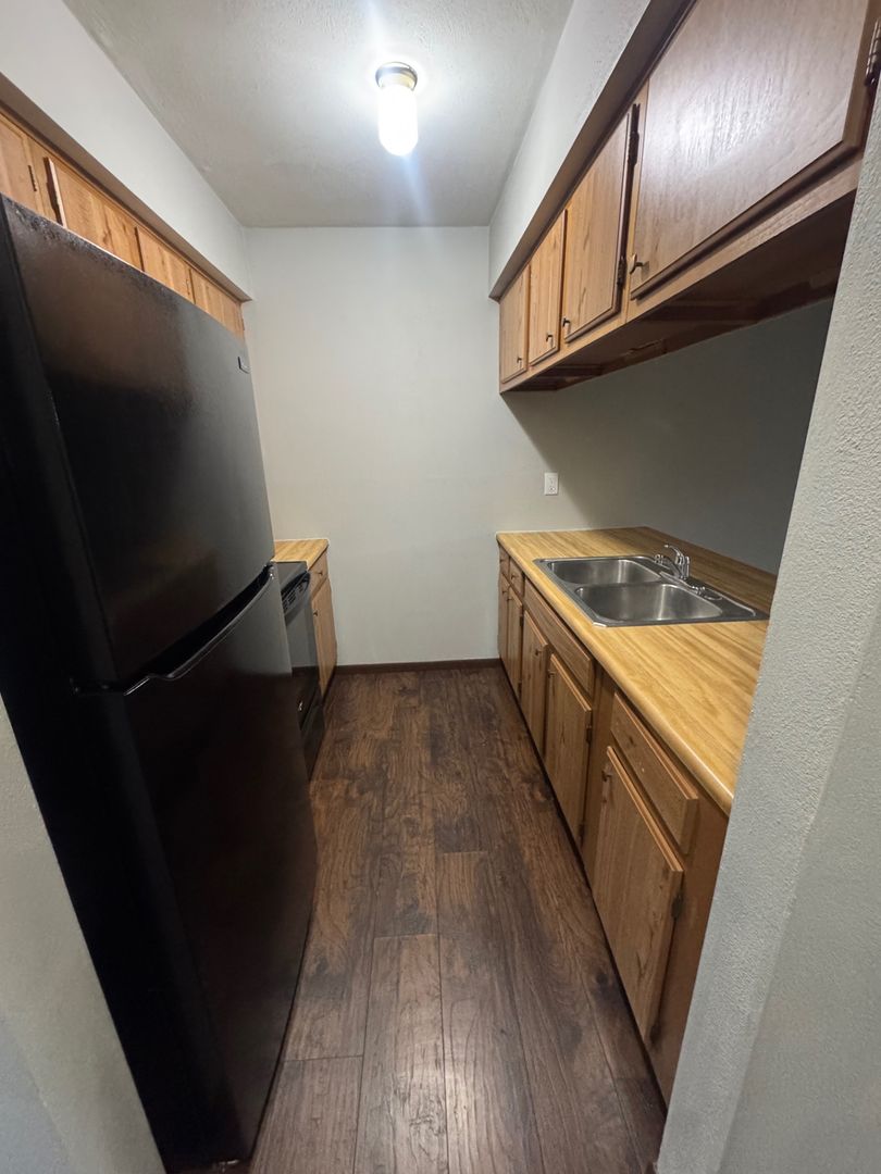 Rockford Apartment: 2425-2505-2513 Wesleyan Ave