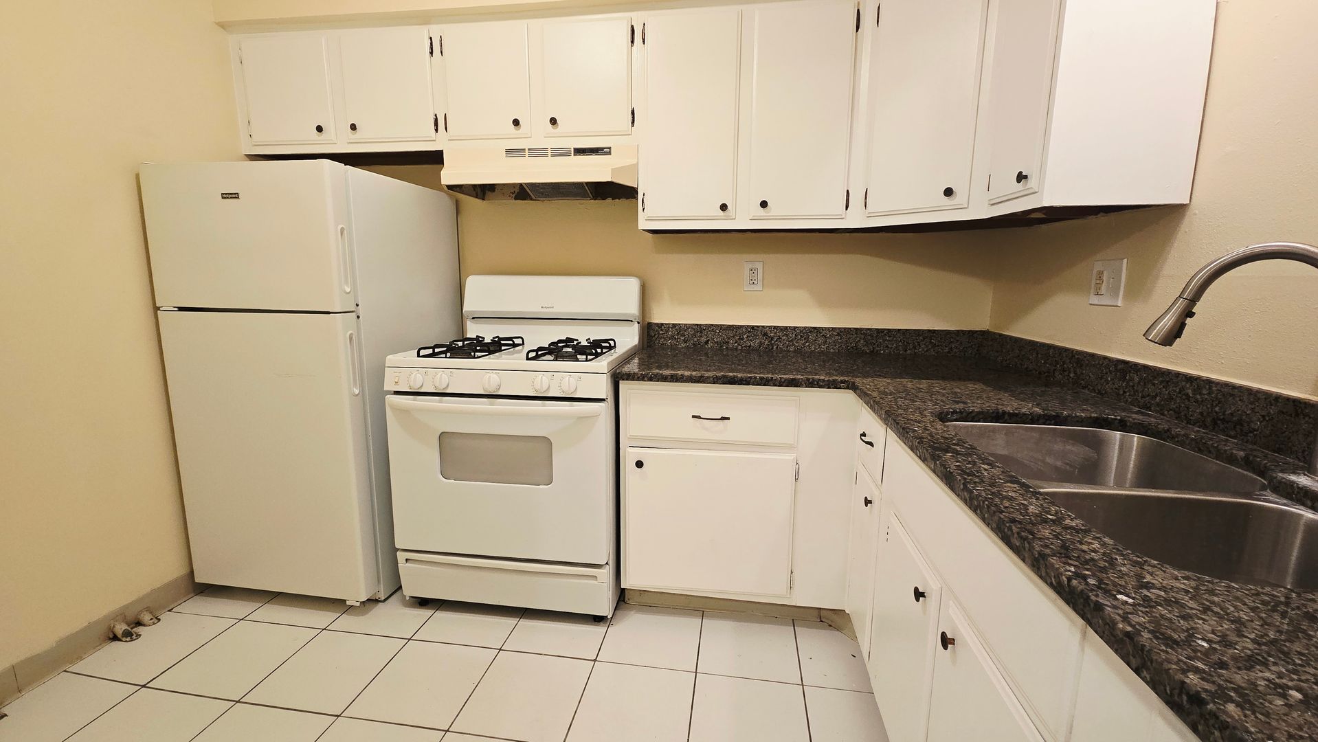Rockford Apartment: 3627-3631 N Rockton Ave